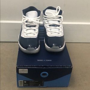 Jordan 11 size 9 white/university blue
